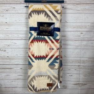NEW Pendleton Sherpa Throw Blanket
